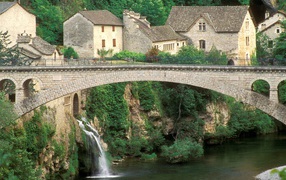 Каменный мост через реку