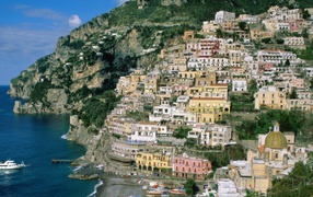 Город на склоне горы, Италия