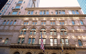 Флаги на здании / Нью-Йорк / США