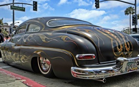 Разрисованный автомобиль на стоянке