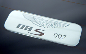 Фирменный знак на автомобиле