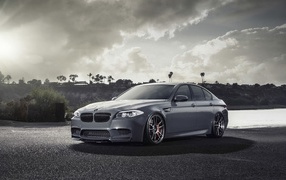 BMW M5 серебристый