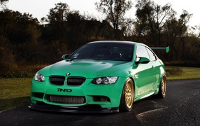 Зеленый BMW
