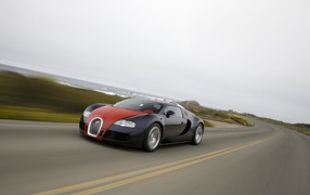 Автомобиль Бугатти Верон на дороге