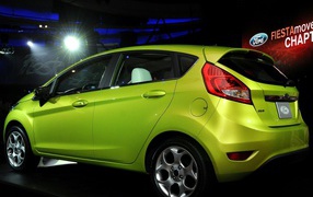 Желтый Форд Фиеста на подиуме