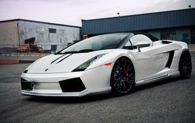 Белый автомобиль Ламборджини