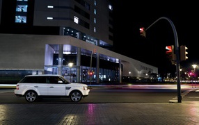 Land Rover у светофора