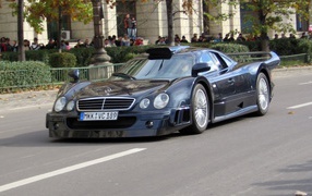 	 Mercedes-Benz race on a city street