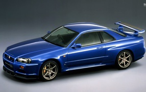 Голубой Ниссан GT-R