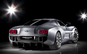 Серебристый автомобиль Gumpert