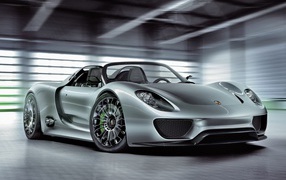 Серебристый Porsche 918 Spyder