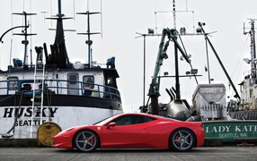 Красный автомобиль на пристани