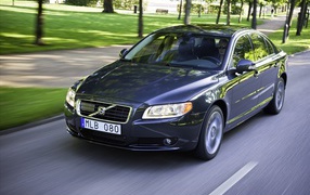Черный Volvo S80 на дороге