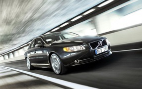 Черный Volvo S80 ускоряется