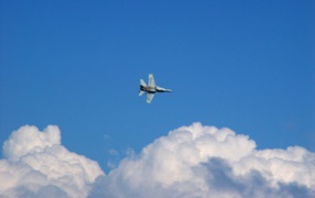 Военный самолет в облаках