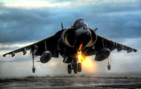 Военный самолет приземляется