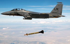 F-15 запустил ракету