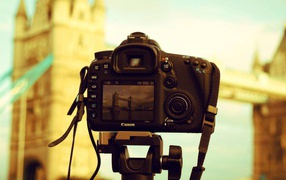 Фотоаппарат Кэнон на штативе