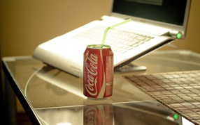 Coca Cola на столе