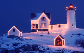 Красиво украшенный дом с маяком на рождество
