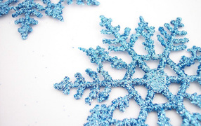 Голубые снежинки на белом столе на рождество