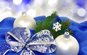 Бант и белые ёлочные шары на рождество