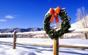 Венок на заборе на рождество