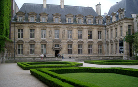 Архитектурный ансамбль с газонами