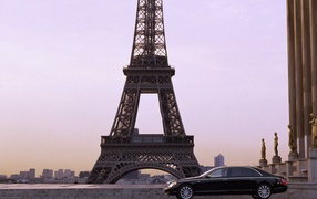 Car near the Eiffel tower