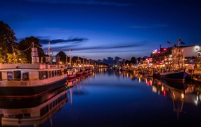 Город на берегу реки вечером