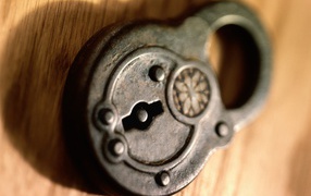 Старинный клепаный замок