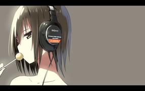 Девушка в наушниках и с леденцом