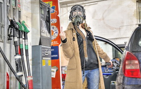 Девушка на бензоколонке