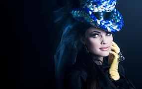 Девушка в синей шляпе