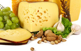 Сыр , орехи и виноград