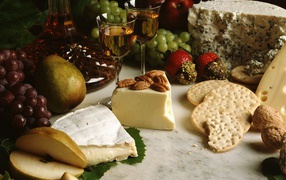 Сыр фрукты и вино