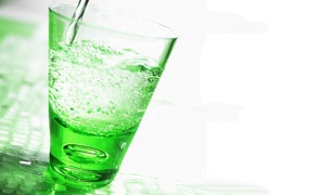 Зеленый стакан с водой