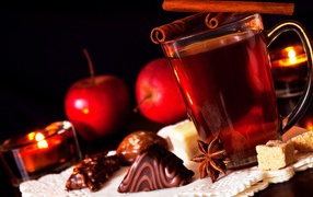 Чай с корицей и сладостями