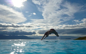 Девушка ныряет в воду