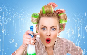 Девушка моет окно