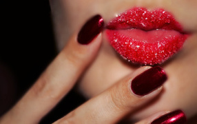 Красивые губы девушки в сахаре