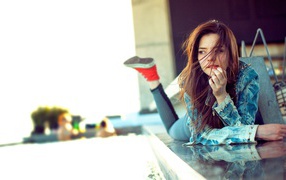 Девушка в джинсовке