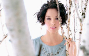 Эшли Джуд у березы