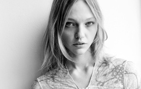 Черно белый портрет девушки