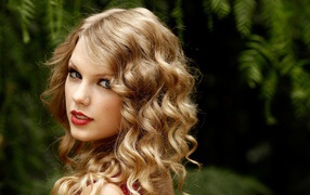 Blonde Taylor Swift