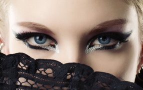 Голубые глаза в красивом макияже