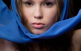 Портрет девушки в синем платке