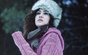 Девушка в свитере и шапке