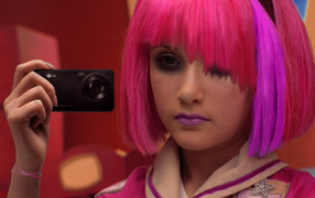 Девушка с разноцветными волосами фотографирует