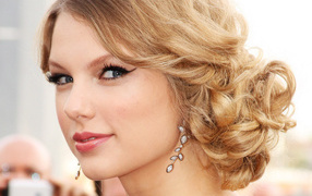 Портрет блондинки Тейлор Свифт